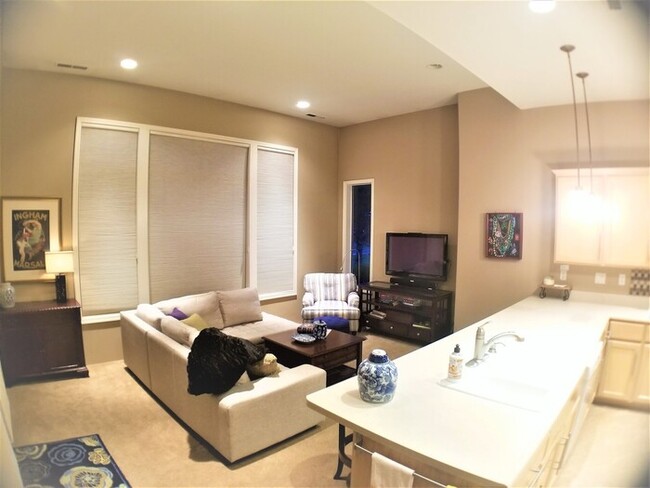 Building Photo - 2406 Sun Oaks Dr