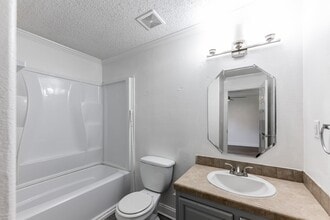 Building Photo - 142 Varsity Dr