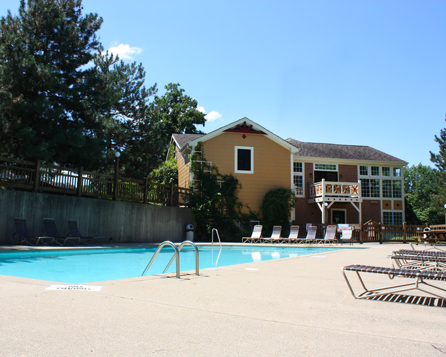 Piscina con terraza amplia - The Vinings Apartments