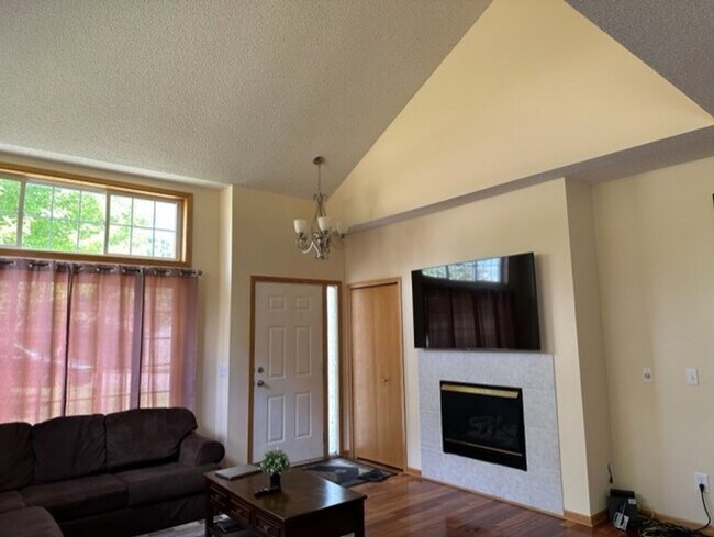 Building Photo - Very Spacious Townhome in great area in Apple Valley. Avail Oct 1