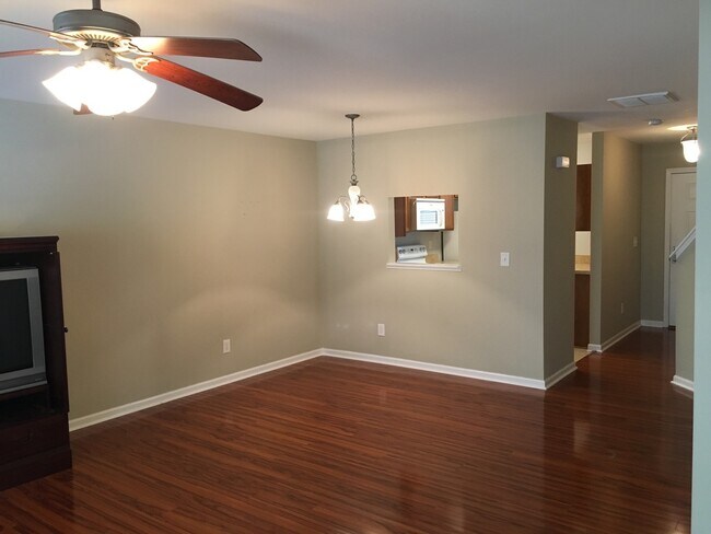 Building Photo - Cozy Home!