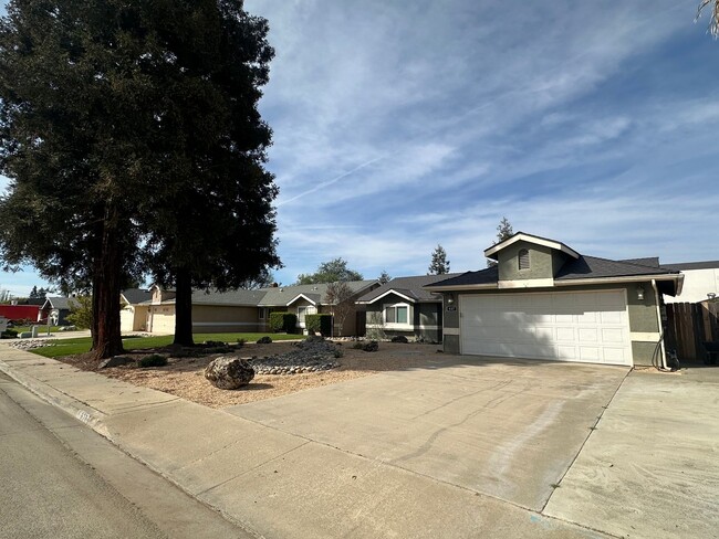 Building Photo - Newly remodeled SE Visalia home coming soon!