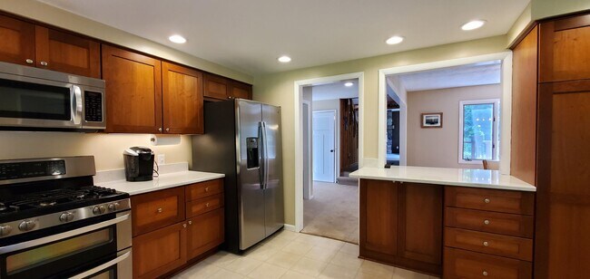 Building Photo - Furnished Rental 4 Bedrooms in Beulah