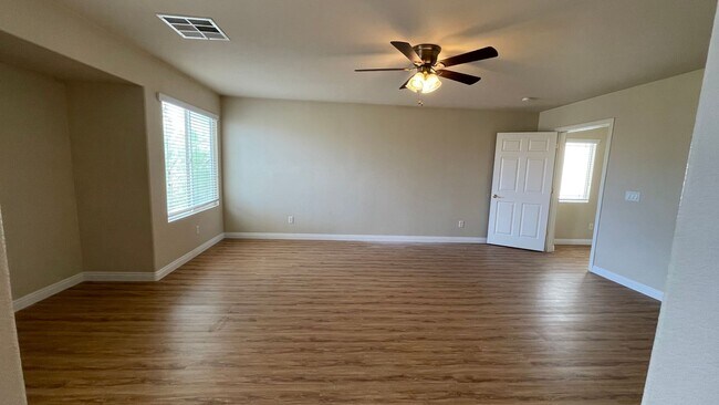 Foto del edificio - 2 STORY, 2,729 SQ FT HOME, 4 BEDROOMS, 3 BATHROOMS, A LOFT AND A 2 CAR GARAGE IN HENDERSON