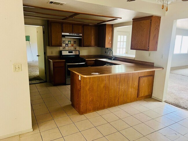 Foto del edificio - Spacious Apple Valley Home with Expansive Living Area & Flexible 4th Bedroom Option