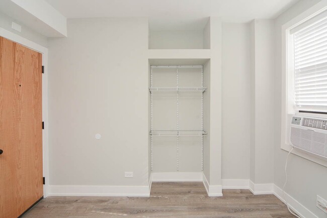 Foto del edificio - 545 W Belmont Ave