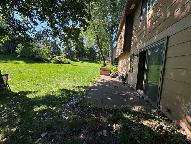 Foto del edificio - Charming 4-Bed Lakeville Home with Spacious 2000 Sq Ft & Gleaming Neighborhood!"