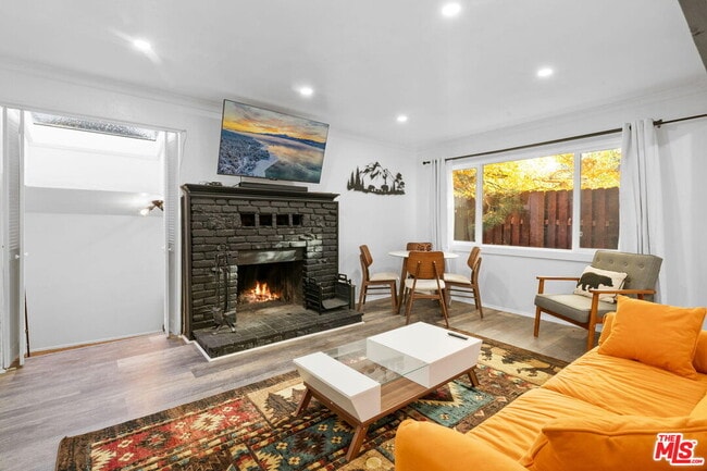 Building Photo - 993 Cameron Dr