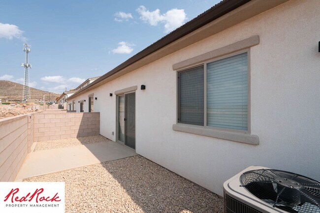Building Photo - Spacious 4 Bedroom Townhome in Hurricane Heights!