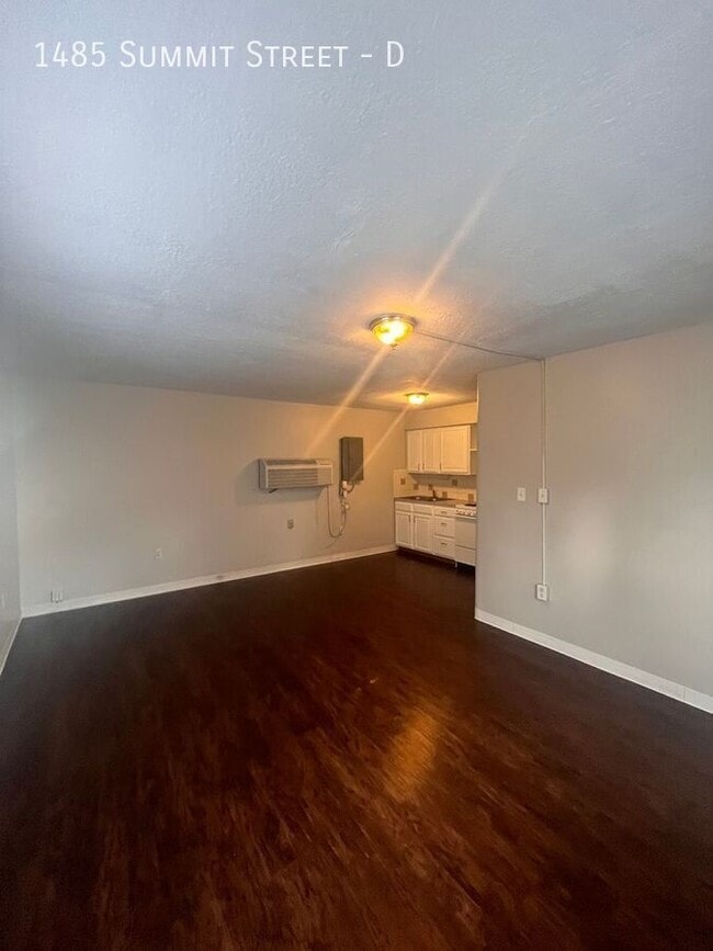 Building Photo - 1485 Summit St