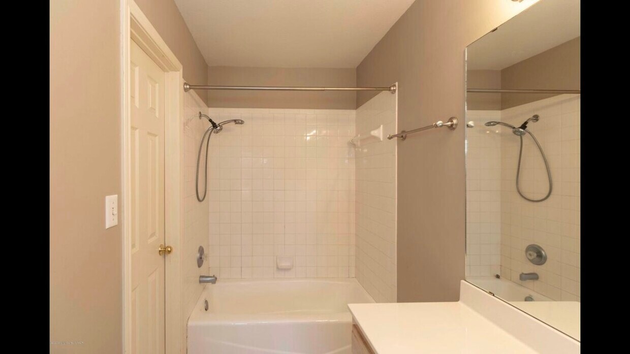 Foto principal - 5600 Spencer St
