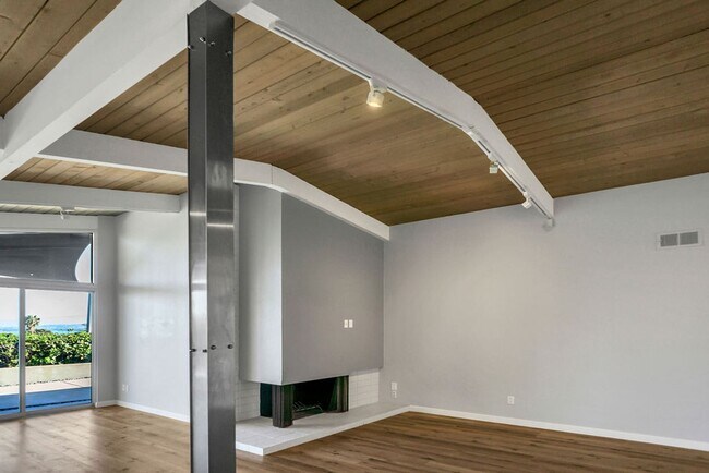 Building Photo - Single story view home overlooking Mission...