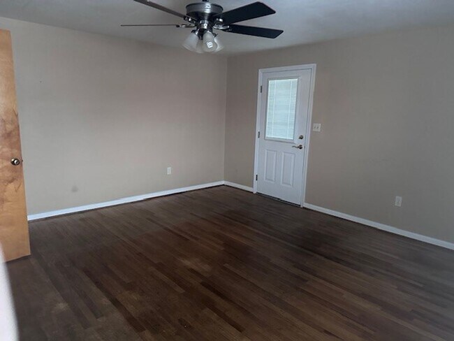 Foto del edificio - Spacious 2nd floor 3 Bedroom Apartment