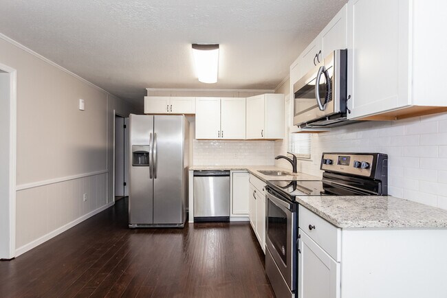 Building Photo - Beautiful 3 BR, 2 and one half BA Ranch