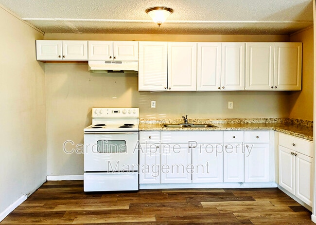 Building Photo - 208 School St