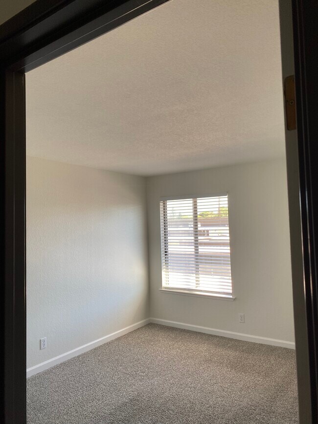 Bedroom - 4600 Neil Rd