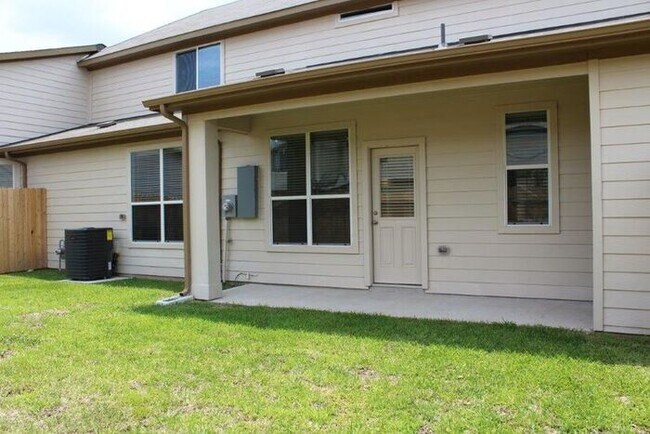 Foto del edificio - 12255 Roy Mix Bohn Lane