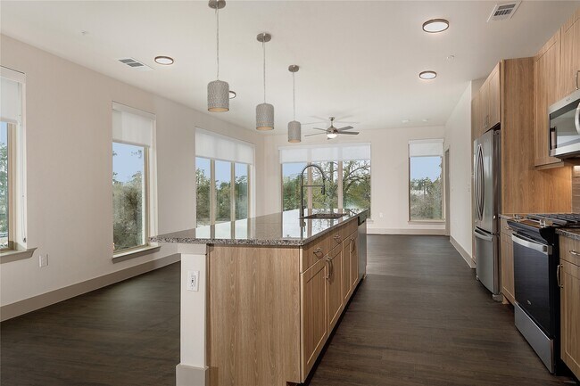 Foto del edificio - 8900 Six Pines Dr