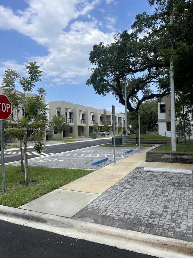 Building Photo - 4109 N Oaks Pl