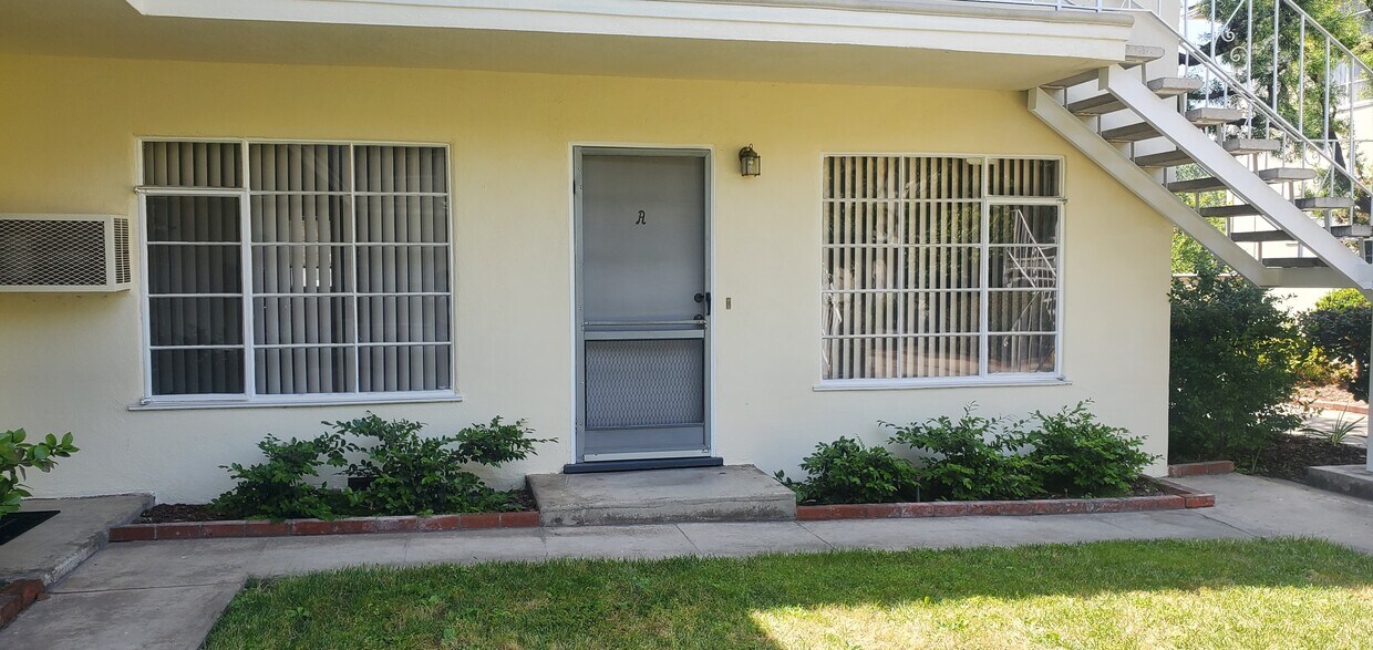 Foto principal - 893 W Huntington Dr