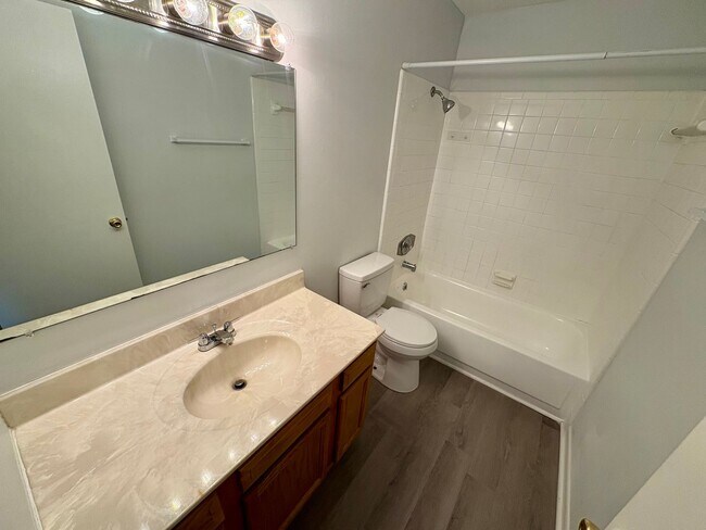 Foto del edificio - 2 Bedroom, 1 Bath Duplex Located in the Ce...