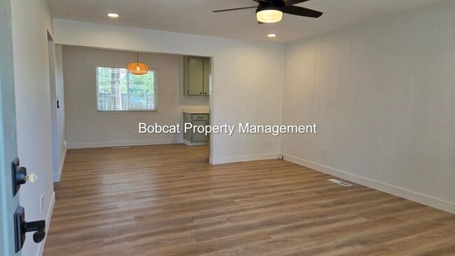 Foto del edificio - 1461 Hussman Ave