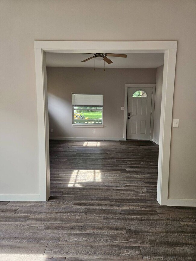 Building Photo - Charm, location and a great price ! Do not pass this up