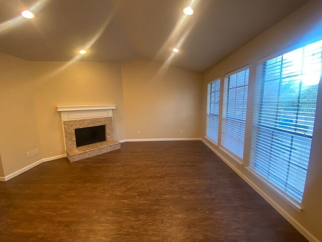 Foto del edificio - Awesome Condo in Plano! Available 6/6/22