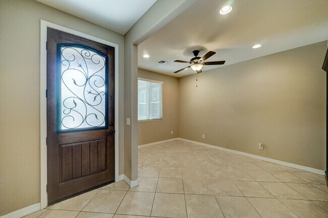 Building Photo - AVAILABLE NOW!!!