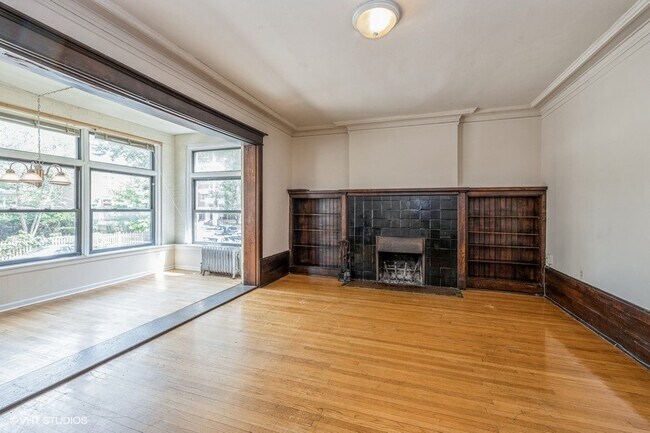 Building Photo - 5600-5602 S Dorchester Ave