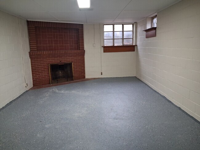 Sótano - 611 Fairview Ave