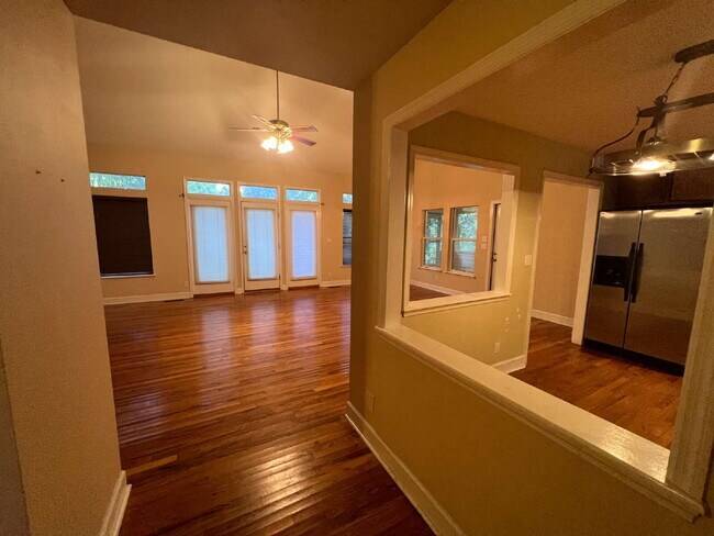 Foto del edificio - Massive 3 Bedroom 2.5 Bathroom Single-Family Home with Real Hardwood Floors and a Huge Two-Car Ga...