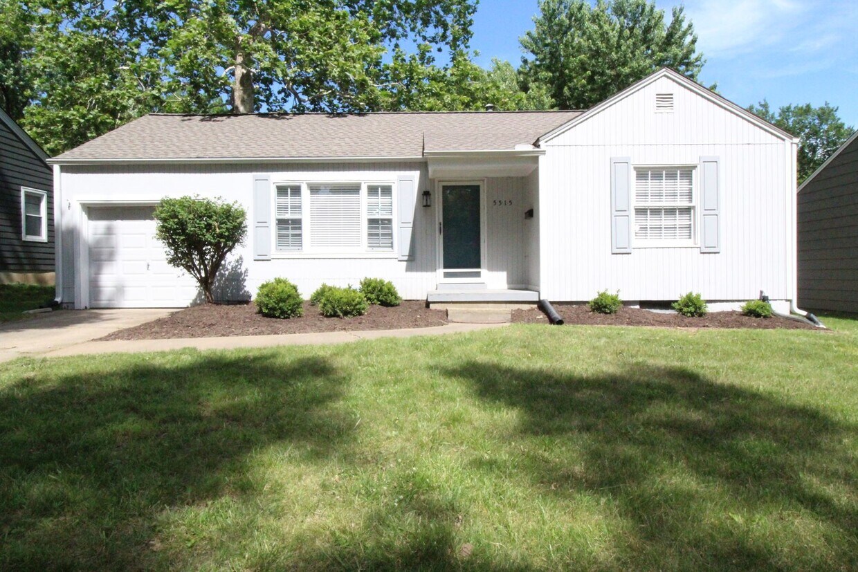 Primary Photo - 2 Bedroom 1 Bath Home in Roeland Park