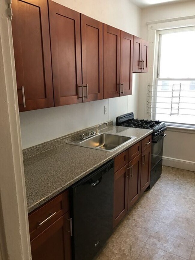 Foto del edificio - Huge 2 bedroom unit with a porch in Brighton.