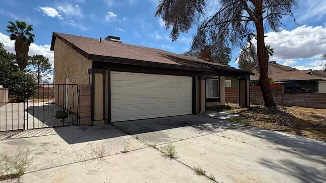 Building Photo - Cozy Home