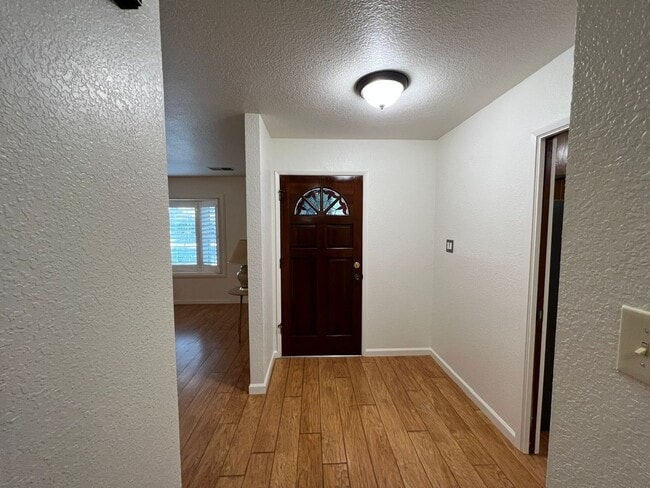 Foto del edificio - Immaculate 3 bedroom on a court!