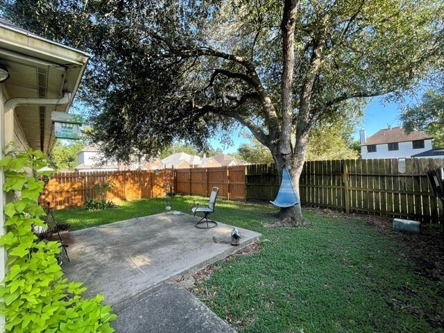 Foto del edificio - 1102 Camelot Ln