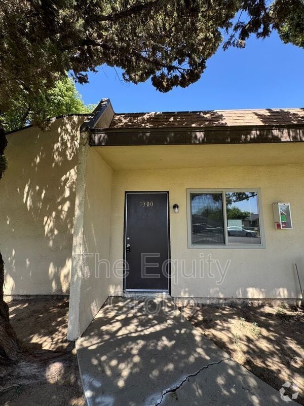 Building Photo - 1300 W Elowin Ave