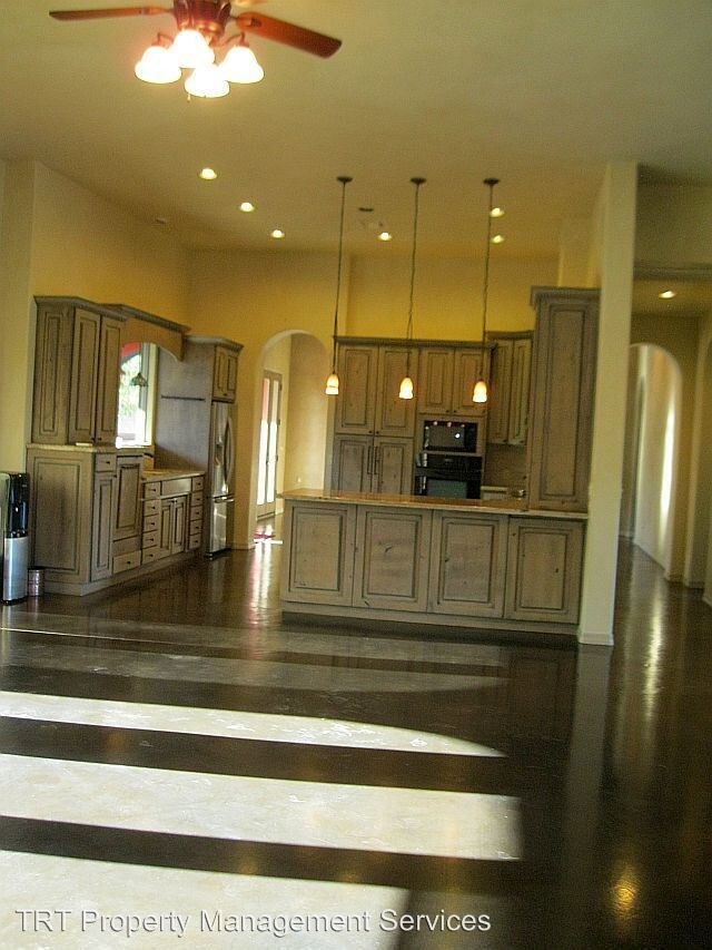 Building Photo - 490 S Players Club Dr
