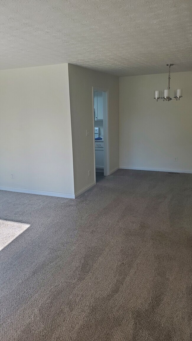 Living room/ dinning room - 7229 McEwen Rd