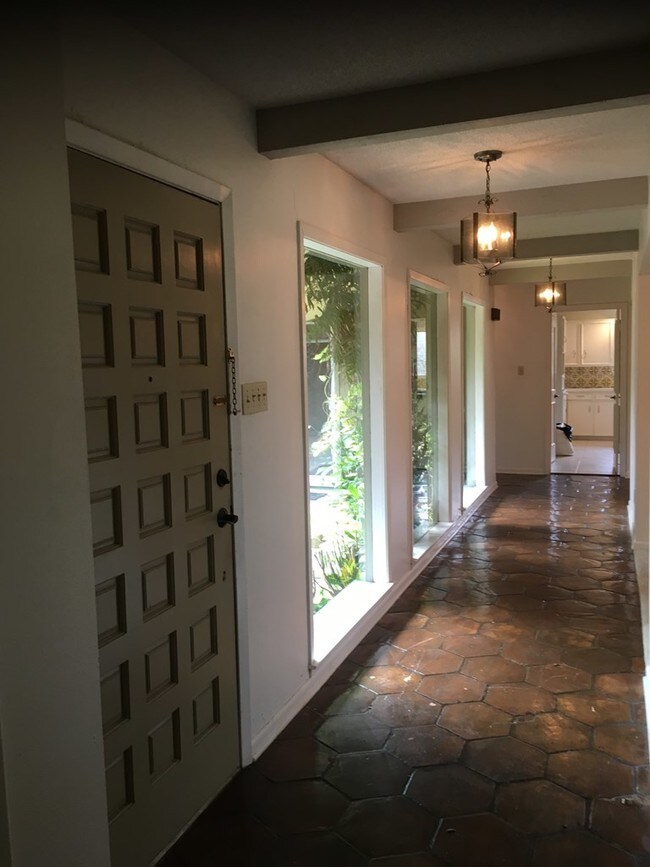 Foto del edificio - 3248 Bryan Ave