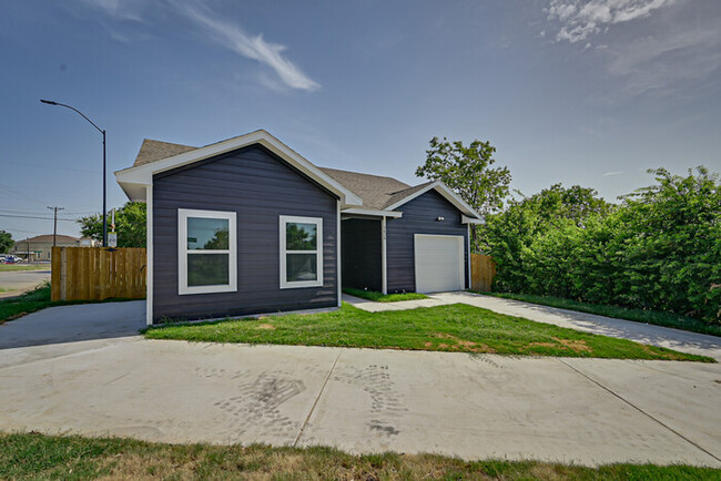 Building Photo - NO ADMIN FEE- SAVINGS OF $300.00!