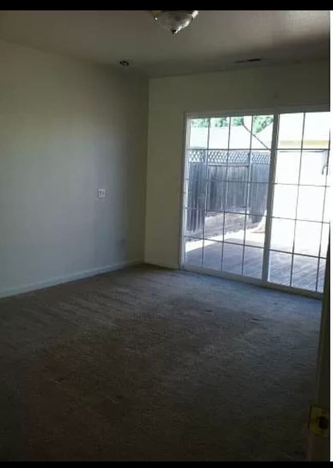 Building Photo - Available 4 bedroom in Rohnert Park.~ 707-...