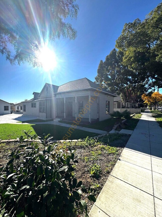 Building Photo - 696 E 9th St