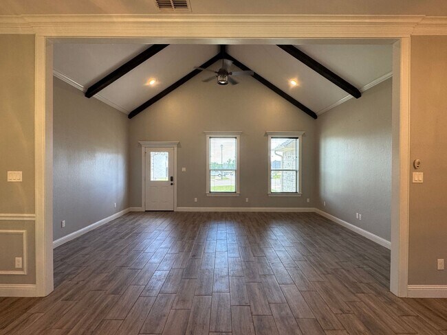 Building Photo - 205 Meadow Ln