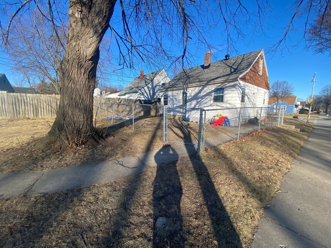 Building Photo - 3BR SINGLE FAMILY, FULL BASEMENT, BIG FENCED YARD, PARKING, HANDY LOCATION