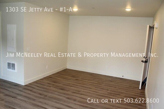 Building Photo - Lower level 2 bed/ 1 bath w/ 1 Assigned Pa...