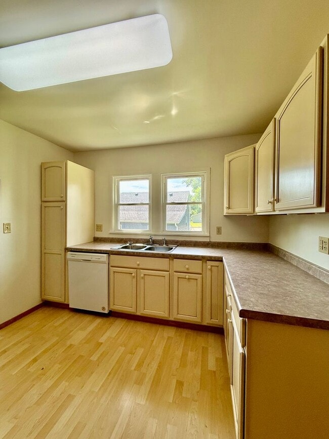 Building Photo - Charming 2-Bedroom Home Near the Hospital – Pet Friendly!