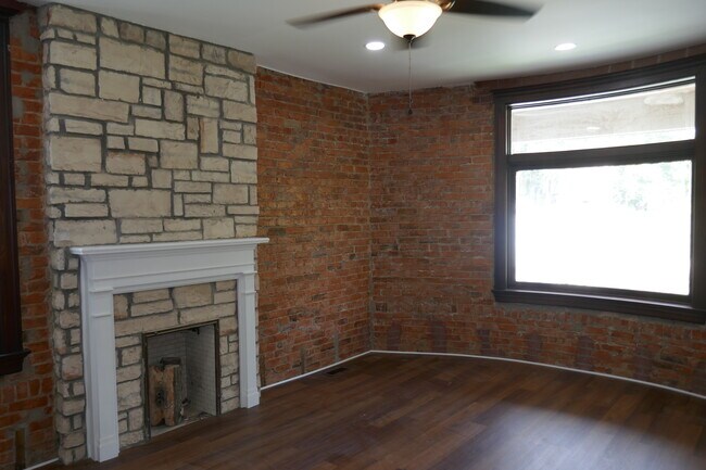 Common area living room - 875 Lexington Ave