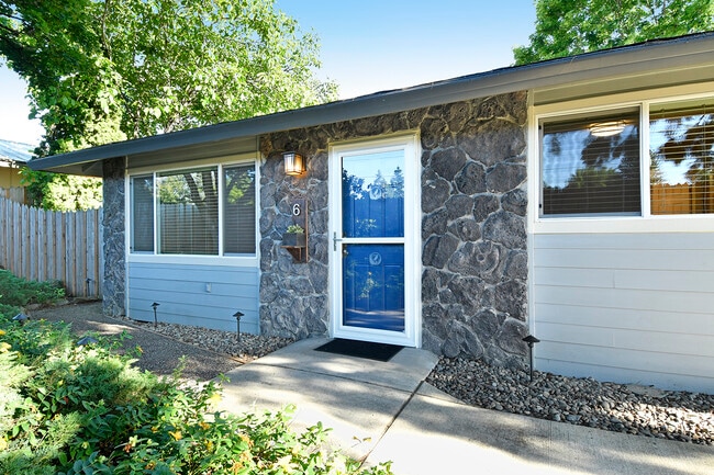 Building Photo - 8 SE 136th Ave